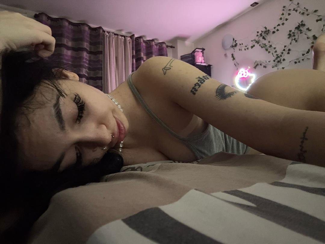 This Slut Won't Stay Outta My Inbox Off Of Instagram Wthelly Dude 🤮 #QG9LQF9X