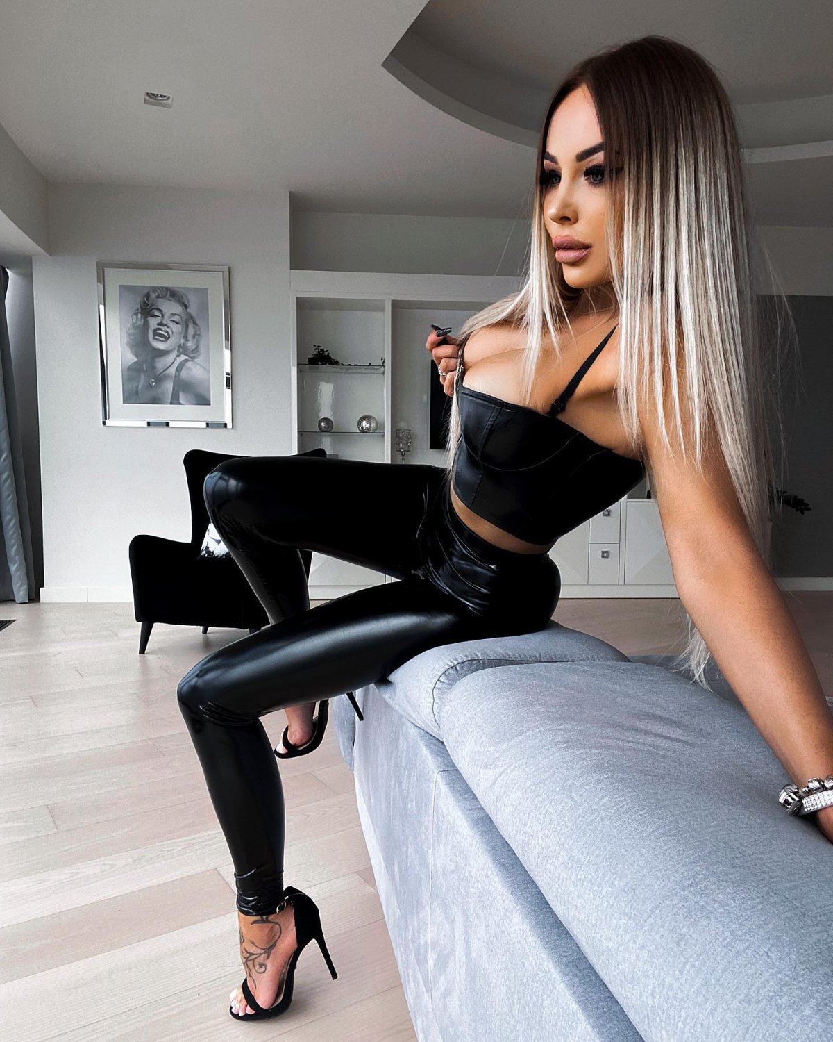 Milf in PVC #2GJESDT2